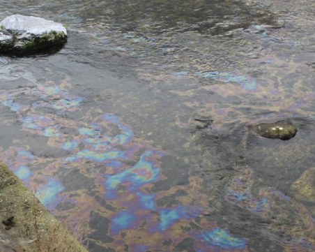 Замърсена ли е река Въча от ВЕЦ-а? Чакат резултатите след нефтените петна