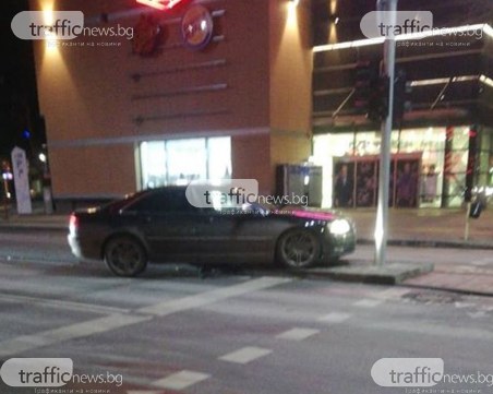 Неадекватен младеж се блъсна в центъра на Пловдив, остави колата и побягна