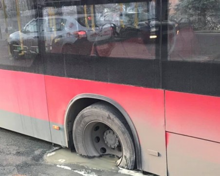 Нелепо! Автобус от градския транспорт се заклещи, след като пропадна в дупка