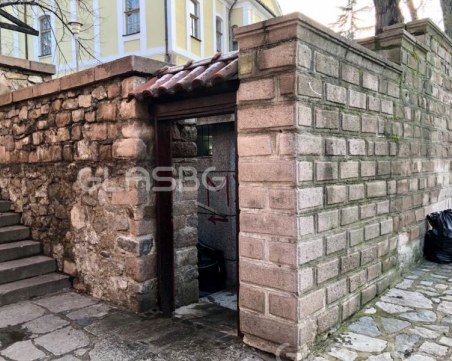 Няма малка, няма голяма нужда, в Стария Пловдив се стискаш!