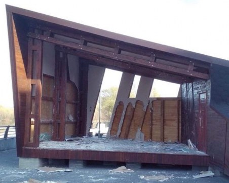 Простотия! Отново изкъртиха сцената край река Марица, изградена с пари от Европа