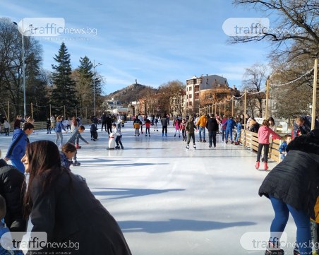 Слънце и лед! Десетки пловдивчани извиха опашки на пързалката на Главната
