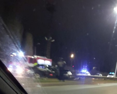 Тежка катастрофа на един от изходите на Пловдив, БМВ посече мантинелата