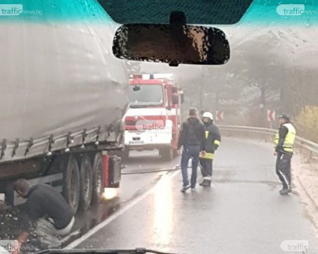 ТИР и кола са удариха на натоварен път, има загинал