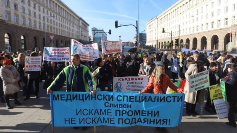 Медици излязоха на протест пред Министерския съвет, искат среща с премиера