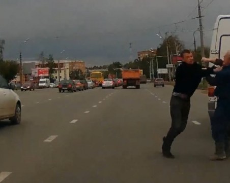 Арестуваха четирима, сбили се на пътя заради изпреварване