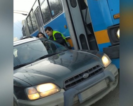 Бой в София! Шофьор на тролей се нахвърли върху друг водач