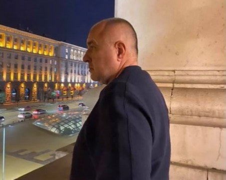 Бойко Борисов чака на балкона медицинските сестри, те закъсняват с половин час