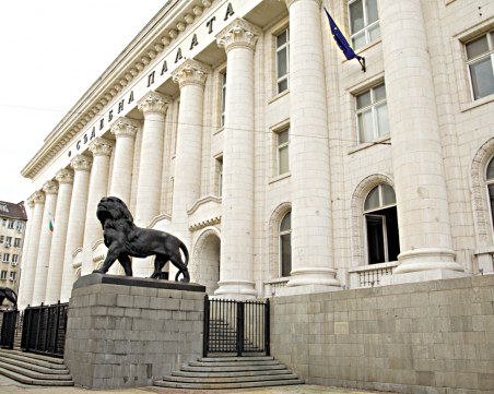 Евакуират Съдебната палата в София