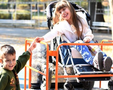 Фотоизложба събира средства за люлки за деца с увреждания в София