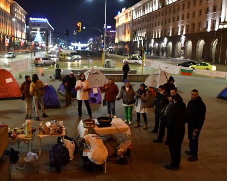Медици на пост пред Министерски съвет, прекараха нощта на палатки