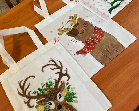 Пловдивски ученици си направиха компания - шият екоторби, за да помогнат на природата