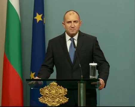 Румен Радев започва консултации за промени в Конституцията