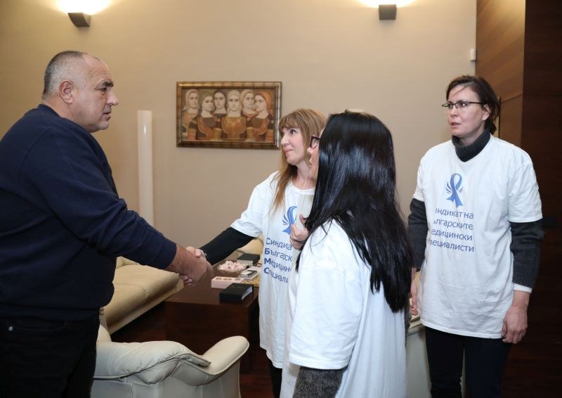 Борисов и медицинските сестри си стиснаха ръцете, вижте за какво се разбраха