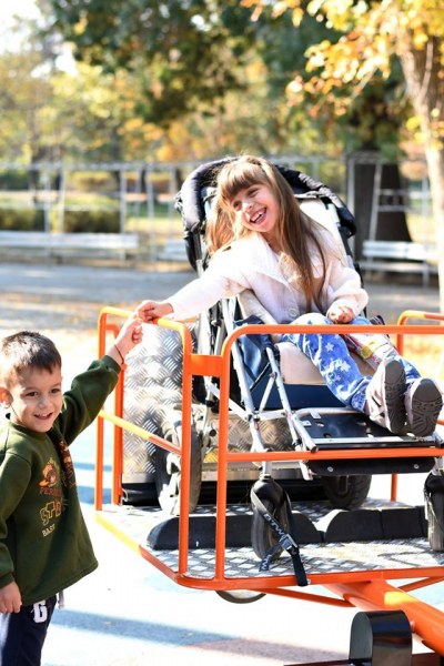 Фотоизложба събира средства за люлки за деца с увреждания в София