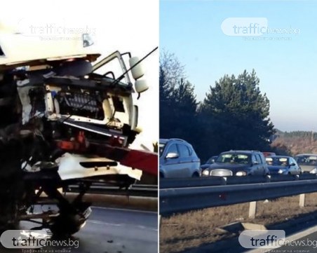 Голяма тапа на АМ Тракия след катастрофата между два тира