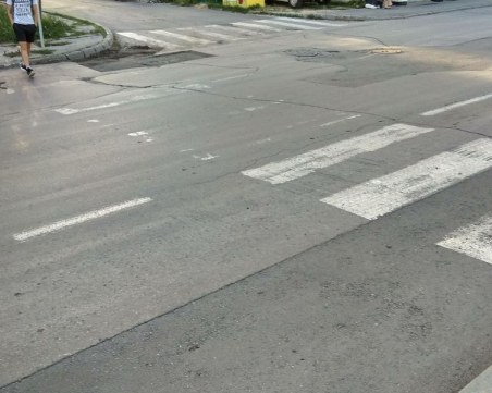 Изтъркана пешеходна пътека застрашава ученици в София