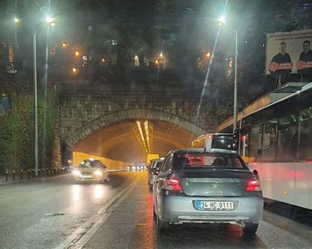 Катастрофа парализира движението в центъра на Пловдив, коли са блокирани в Тунела