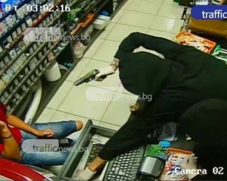 Мъж с маска насочи пистолет към касиерка, поиска оборота