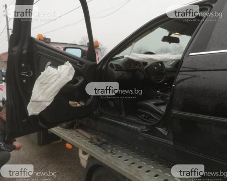 Кола пропадна в огромна дупка край Пловдив, еърбег рани шофьора