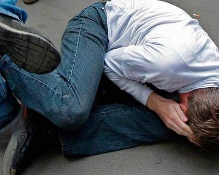 Мъж е с опасност за живота след жесток побой