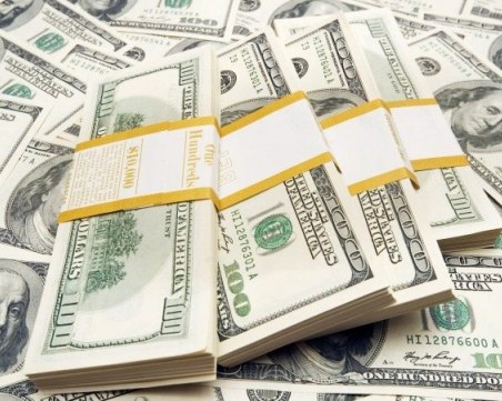 Мъж измами касиерка в чейндж бюро, даде и 3 500 долара по-малко