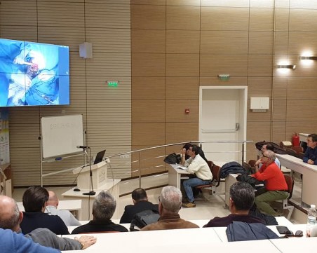 Операция на живо наблюдаваха в първия курс за поставяне на раменна става у нас