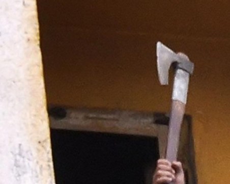 Пиян се опита да убие куче с брадва, магазинери го спряха