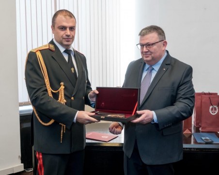 Сотир Цацаров награди с нож директорът на пловдивската полиция за серия разследвания под тепетата