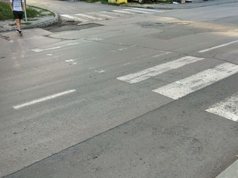 Изтъркана пешеходна пътека застрашава ученици в София