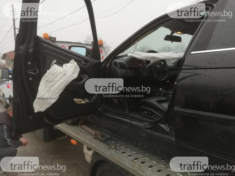 Кола пропадна в огромна дупка край Пловдив, еърбег рани шофьора