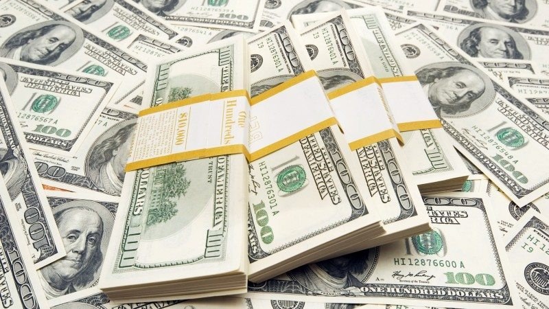 Мъж измами касиерка в чейндж бюро, даде и 3 500 долара по-малко