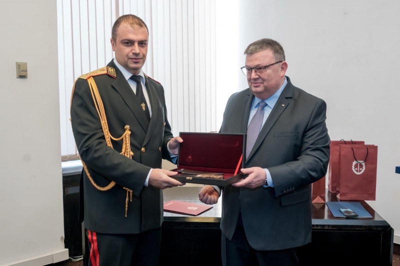 Сотир Цацаров награди с нож директорът на пловдивската полиция за серия разследвания под тепетата