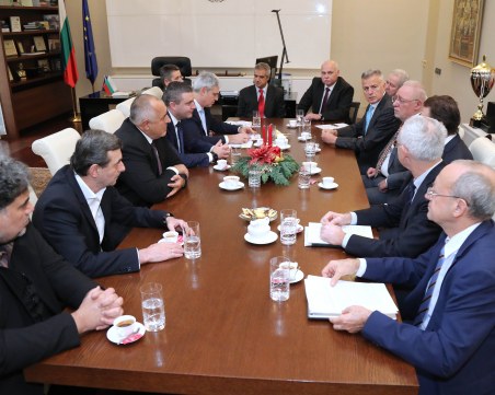 Борисов събра на извънредна среща работодатели и синдикати