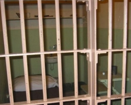 Децата на починал затворник искат 100 бона за смъртта му