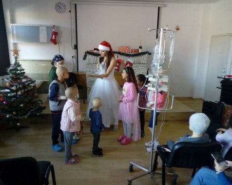 Дядо Коледа и Снежанка изненадаха най-малките пациенти в УМБАЛ 