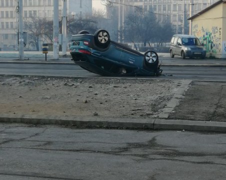 Електрическа кола, обърната по таван, смая столичани