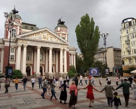 Народните танци пред Народния театър пречат на работата на актьорите