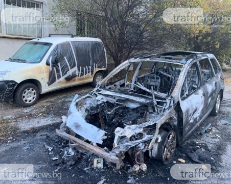 Запалиха два автомобила в столичен квартал
