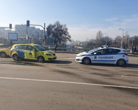 Шофьор на камион блъсна такси и избяга