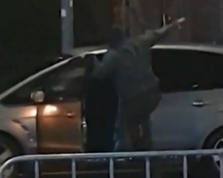 Шофьор се саморазправи с ритници с неправилно спрял