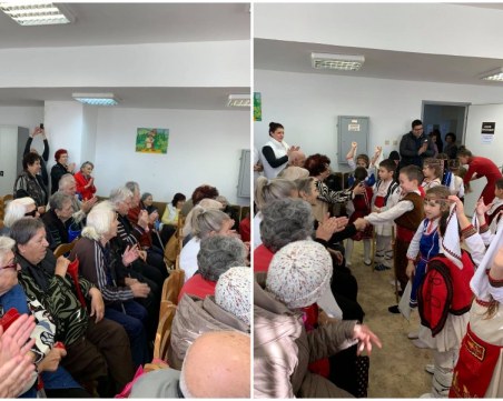 В навечерието на празниците: Малки пловдивчани стоплиха сърцата на самотни възрастни хора