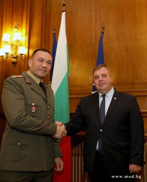 Кобрата вече е лейтенант от резерва