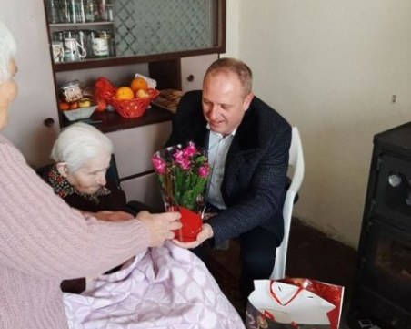 Баба Петра стана на един век и е шестият столетник на първомайско село