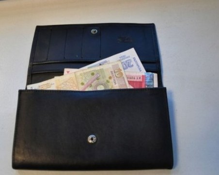 Герой! Ученичка от Вършец намери портмоне на възрастна жена и го върна