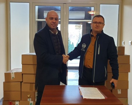 Хуманитарна фондация зарадва с подаръци 80 деца в 