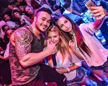 Любимецът на фенките на поп фолка посреща Коледа в Пловдив