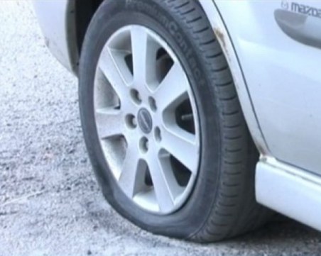 Вандали нарязаха гумите на 10 автомобила в Шумен