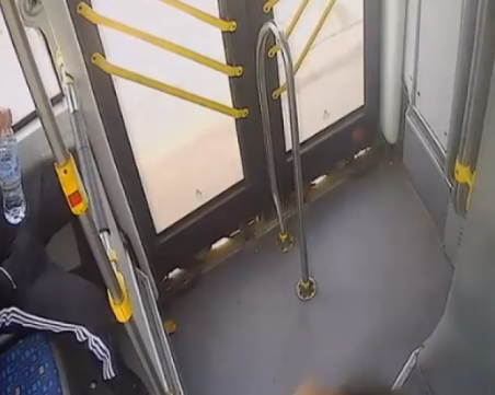 Задържаха перверзника, върлуващ в градския транспорт