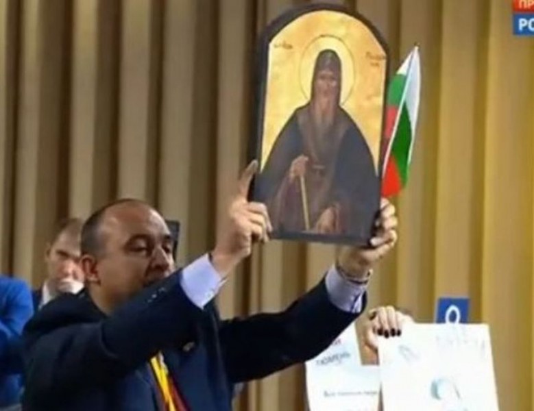 Българин с икона крещи към Путин: Много ви обичаме!